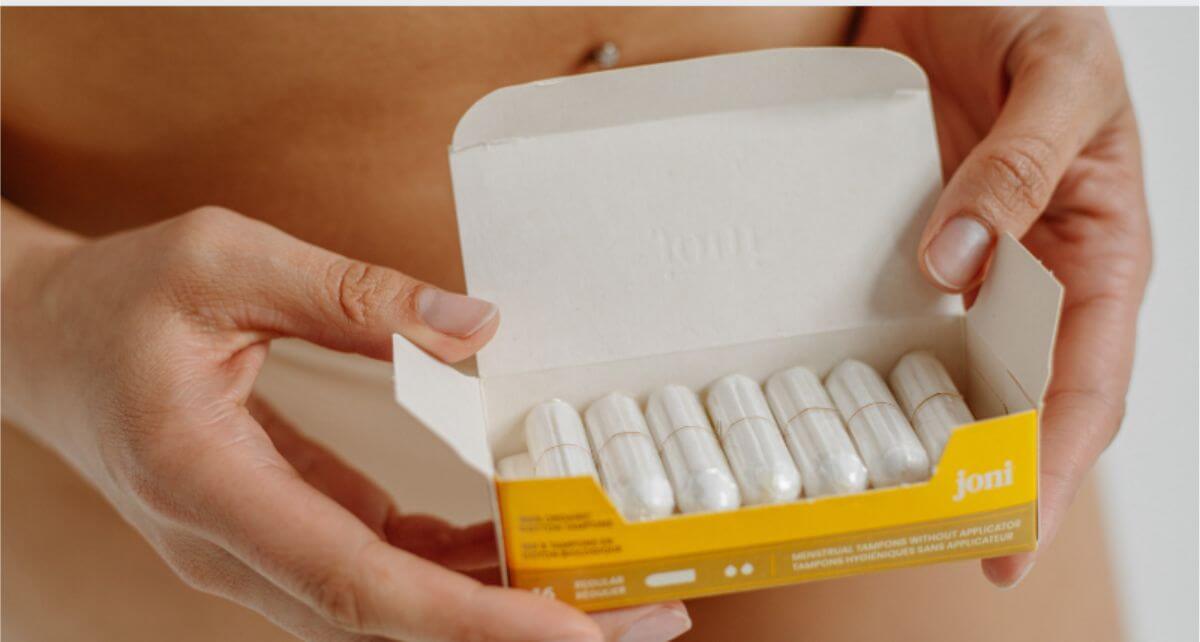 Hands hold open a box of joni organic cotton non-applicator tampons